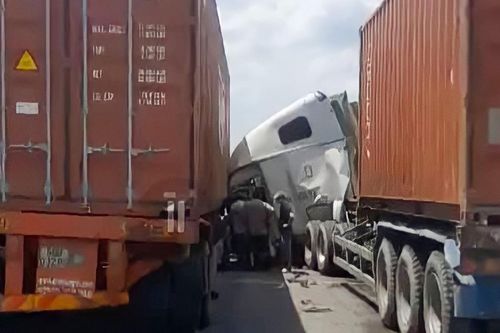 Cầu Phú Mỹ ùn tắc nghiêm trọng sau tai nạn liên hoàn