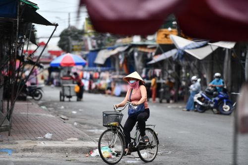 Người bán nước trước cổng Bệnh viện Nhi đồng 1 nhiễm nCoV