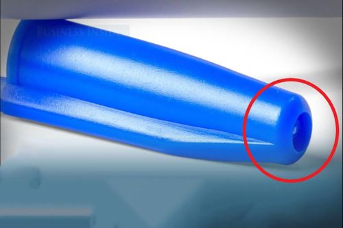 Lỗ nhỏ trên nắp bút bi giúp cứu sống nhiều người