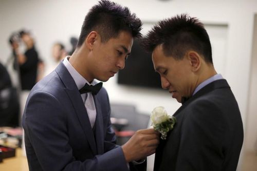 Người LGBT ở Trung Quốc sống khép mình, cố gắng lấy vợ