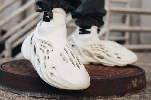 Yeezy tảo biển và loạt giày gây tranh cãi của Kanye West