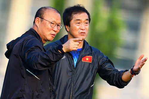 Hình ảnh trợ lý Lee Young-jin được chia sẻ trước trận gặp UAE