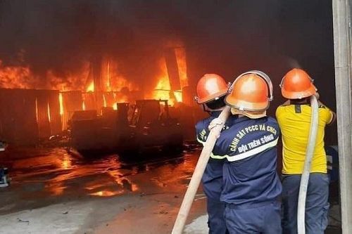 Nghệ An: Cháy lớn tại phòng trà ở TP Vinh lúc rạng sáng, 6 người thiệt mạng