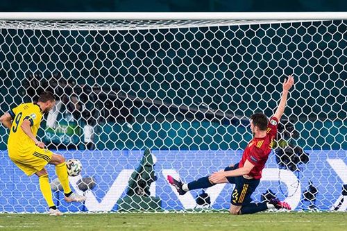 Pha bỏ lỡ khó tin của EURO 2021: Khung thành trống, khoảng cách 3 mét, sút ra ngoài