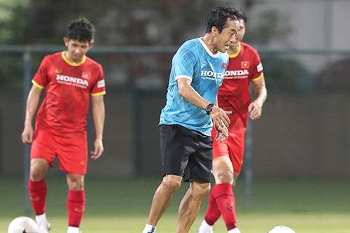 Việt Nam vs UAE: Trợ lý Lee Young Jin bước ra ánh sáng
