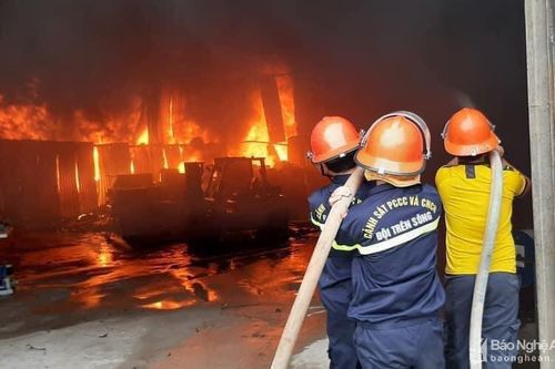 Khẩn trương điều tra nguyên nhân vụ cháy phòng trà làm 6 người tử vong