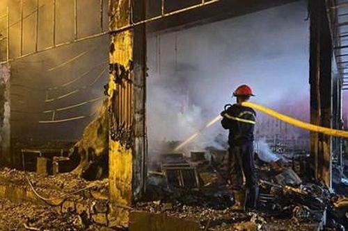 Cháy lớn thiêu rụi phòng trà tại thành phố Vinh
