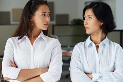 Trong bữa cơm, vợ đưa đơn ly hôn với lý do nực cười