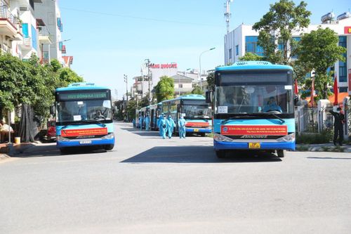 Hà Nội đón gần 300 công nhân từ tâm dịch Bắc Giang về quê