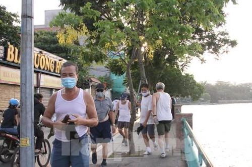 Lập chốt chặn, người dân Thủ đô vẫn 'vượt rào' để tập thể dục