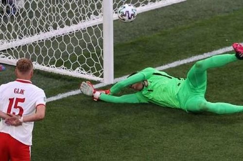 Thủ môn Szczesny lập kỷ lục buồn ở EURO, Ba Lan thua đau Slovakia