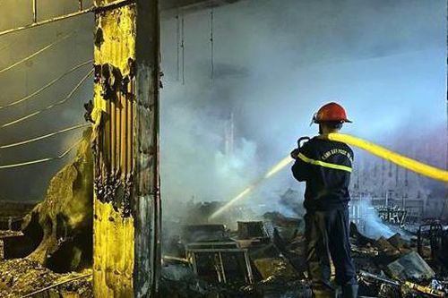 Phòng trà ở Nghệ An phát hỏa trong đêm, 6 người tử vong