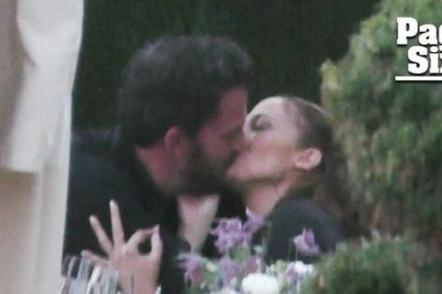 Jennifer Lopez lần đầu bị bắt gặp hôn đắm đuối Ben Affleck sau nối lại tình xưa