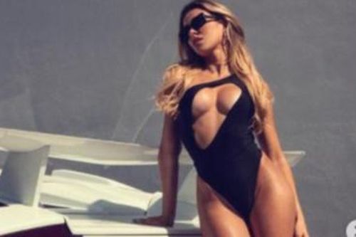 Mẫu nội y Cindy Prado 'đốt mắt' fan với áo tắm xẻ ngực bạo