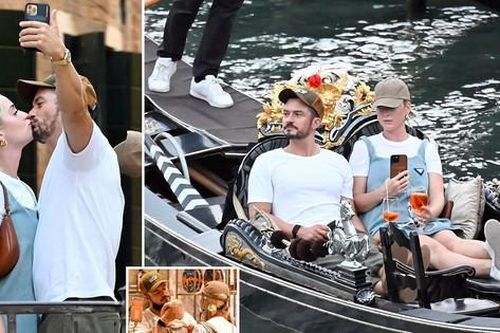 Hôn đắm đuối Katy Perry trên phố, Orlando Bloom không quên 'sống ảo'