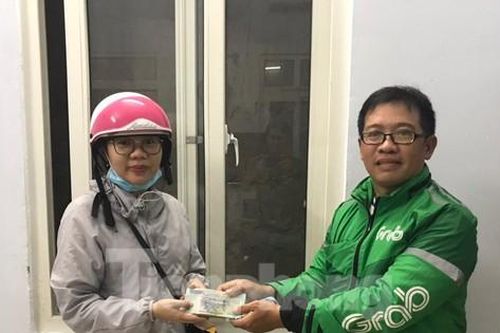 Tài xế Grab ở Nha Trang trả lại 100 triệu cho người đánh rơi