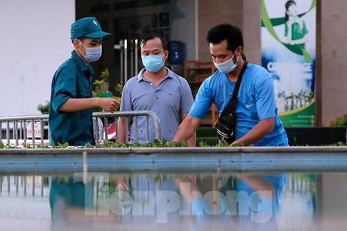 Hình ảnh phong tỏa chung cư ở quận Long Biên vì ca COVID-19