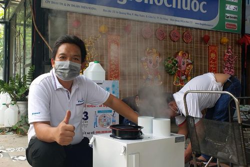 Bệnh nhân khỏi Covid-19, sản xuất máy khử khuẩn tặng tuyến đầu chống dịch