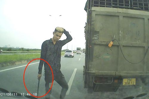 Lái xe tải chèn ép, cầm tuýp sắt 'cà khịa' bị phạt 11 triệu