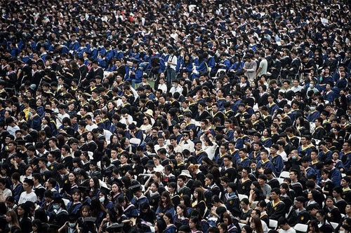 Hàng nghìn sinh viên không đeo khẩu trang dự lễ tốt nghiệp ở Vũ Hán