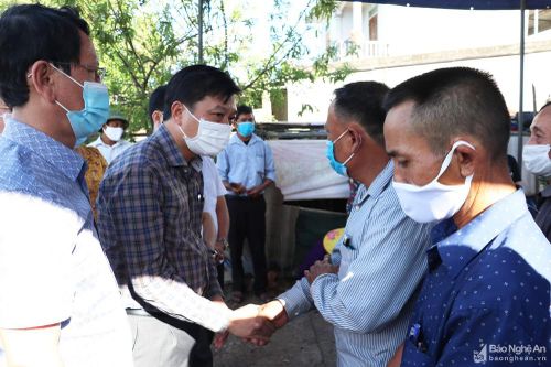 Lãnh đạo tỉnh tới thăm, động viên gia đình các nạn nhân trong vụ cháy ở TP. Vinh