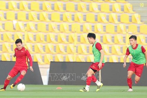 Tuyển Việt Nam làm quen sân Zabeel, chuẩn bị cho trận đấu với UAE