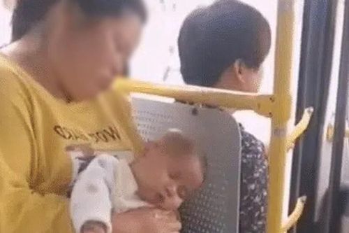 Thấy đứa trẻ ngủ mê trong lòng mẹ, người phụ nữ lân la bắt chuyện và nhanh chóng báo cảnh sát