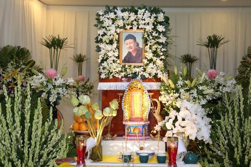 Trước giờ di quan, vợ cố đạo diễn Lê Cung Bắc nghẹn ngào: 'Buồn lắm, vợ chồng sống với nhau gần 50 năm'