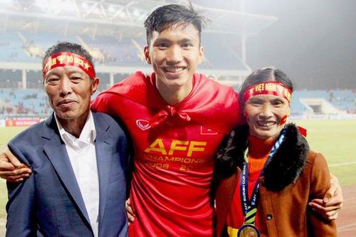 Bố mẹ Quang Hải, Văn Hậu, Đức Chinh dặn dò con điều gì trước trận quyết đấu với UAE?