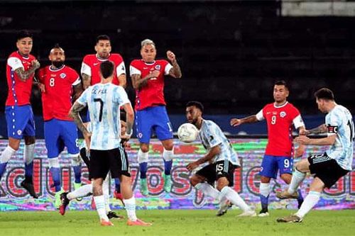Messi vượt Ronaldo trở thành vua sút phạt