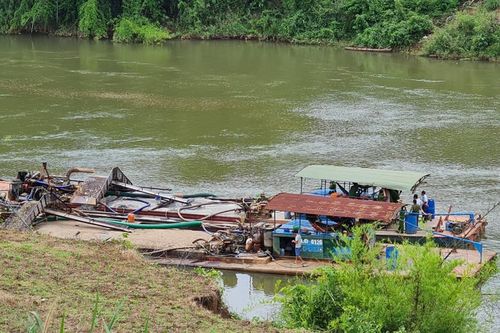 Bắt quả tang 2 tàu hút cát trái phép trên sông Đồng Nai