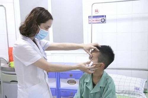 Bé trai 7 tuổi suýt hỏng mắt vì gia đình sợ nhiễm COVID-19 nên không đến Bệnh viện