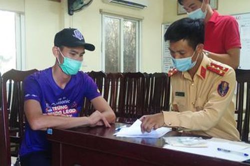 Phạt hơn 11 triệu đồng lái xe tải cầm gậy sắt 'nói chuyện' trên quốc lộ