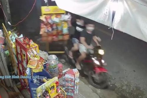 2 thanh niên phóng nhanh 'chôm' nguyên cả kệ bim bim trong quán tạp hóa