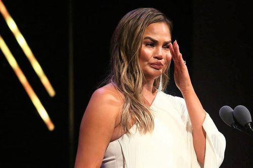 Siêu mẫu Chrissy Teigen bị chỉ trích đạo đức giả