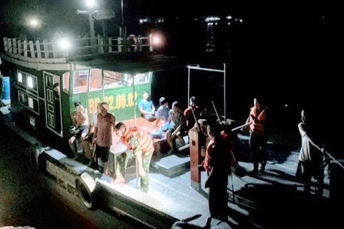 Cứu bảy ngư dân ôm bè xốp trôi dạt trên biển trong đêm
