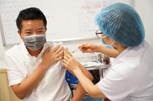 Tiêm vắc xin Covid-19 giúp giảm các biến chứng, di chứng nặng và tử vong