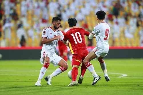 Cận cảnh pha bóng Công Phượng bị ngã trong vòng cấm trận Việt Nam - UAE