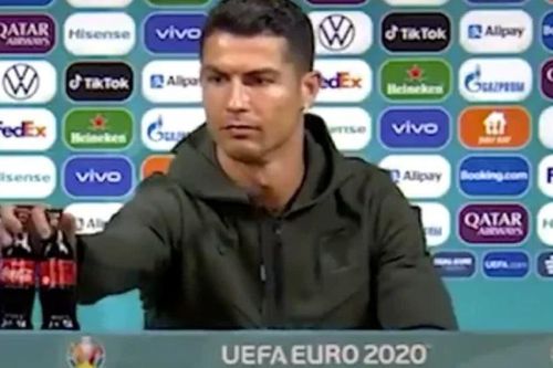 'Đòi' uống nước lọc, Ronaldo khiến Coca-Cola 'bốc hơi' 4 tỷ đô la