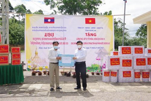 Trao tặng lương thực, vật tư y tế phòng, chống dịch Covid-19 cho tỉnh Hủa Phăn, Lào