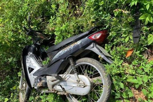 Hòa Bình: Phát hiện thi thể nam thanh niên cùng chiếc xe máy bên lề đường