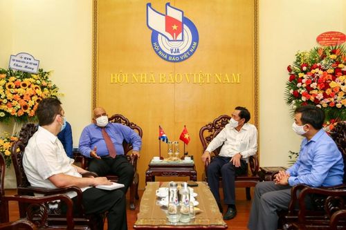 Đại sứ Cuba thăm, chúc mừng Hội Nhà báo Việt Nam