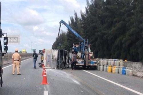 Xe tải chở gas lật ngang, hàng trăm bình gas đổ tràn xuống đường