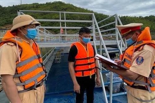 Quyết tâm giữ vững trật tự, an toàn giao thông trên sông Đà