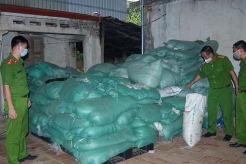 Phát hiện 13,5 tấn găng tay y tế bẩn chuẩn bị đưa đi tiêu thụ