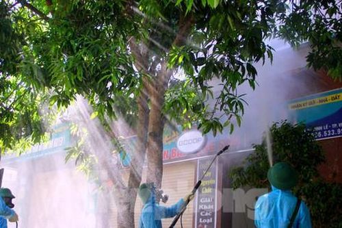Ca nhiễm COVID-19 không rõ nguồn lây, bộ đội tức tốc khử khuẩn nhiều khu vực ở TP Vinh