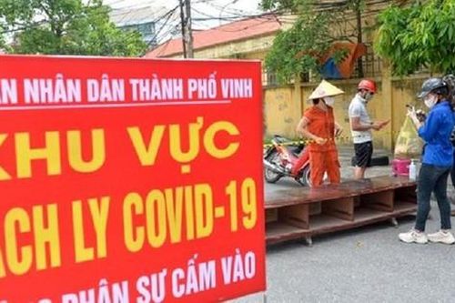 Theo chân đội 'shipper áo xanh' TP Vinh giúp người dân khu phong tỏa, cách ly