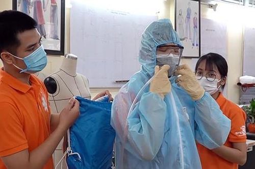 Cận cảnh áo làm mát của sinh viên Đại học Bách Khoa dành cho y bác sĩ chống dịch COVID-19