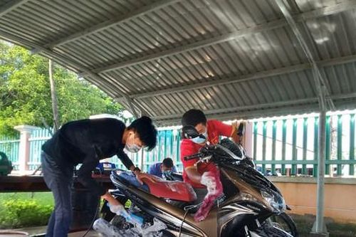 Đoàn viên thanh niên rửa xe gây quỹ mua vắc xin phòng COVID - 19