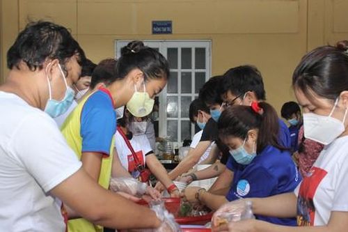 Nữ sinh hoa khôi Hutech cùng tình nguyện viên chuẩn bị bữa sáng cho bác sĩ, nhân viên y tế
